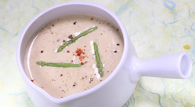 شوربة الهليون الكريمية مع لمسة الكزبرة