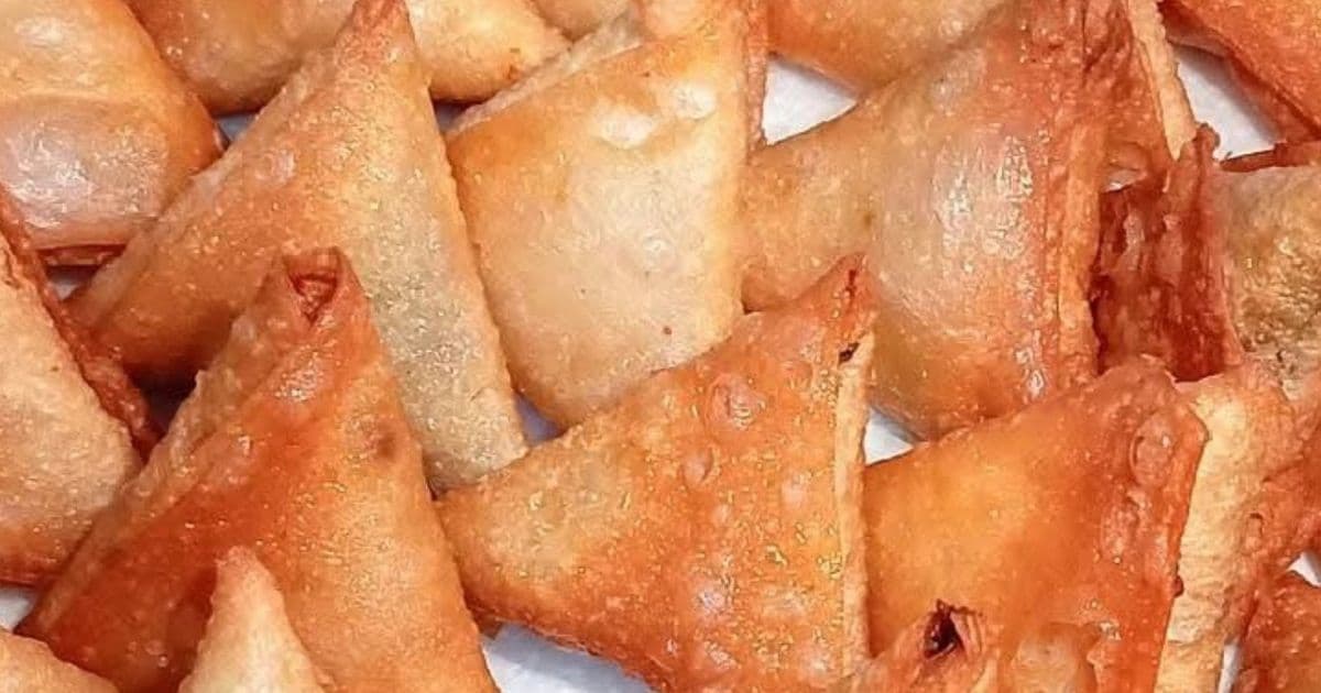 سمبوسة مقلية بحشوة الجبنة الموزاريلا والشيدر