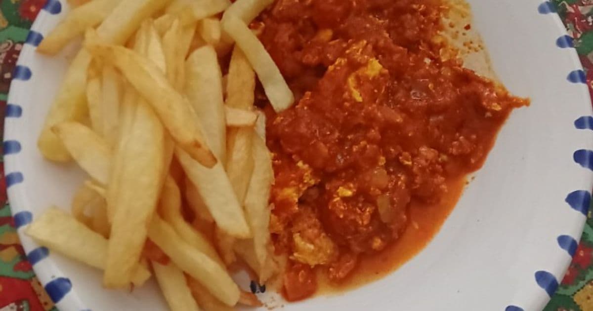 عجة تونسية بالبيض والطماطم مع لمسة الهريسة