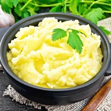 بطاطا مهروسة بالحليب والزبدة على الطريقة الكلاسيكية