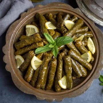 ورق عنب محشي بالأرز مع لمسة الليمون وزيت الزيتون
