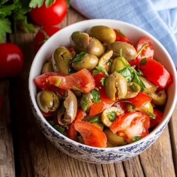 سلطة الزيتون المنعشة مع الطماطم الكرزية