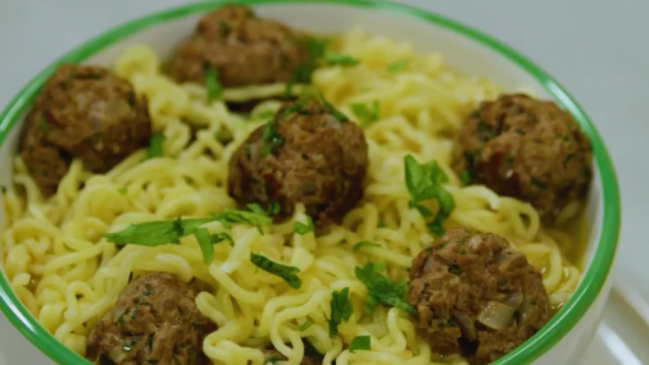 شوربة النودلز بكرات اللحم المتبلة