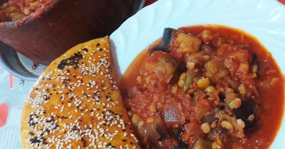 مسقعة بالحمص واللحم تحت العجينة