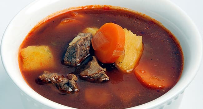 شوربة لحم البقري مع البطاطا والجزر
