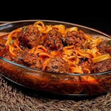 معكرونة بالشيف كرات اللحم بنكهة البحر الأبيض المتوسط