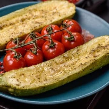 كوسا مشوية بالطماطم وزيت الزيتون