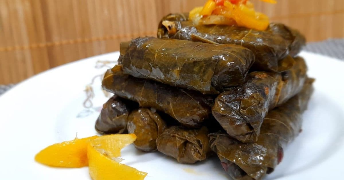 محشي ورق عنب بالأعشاب والتوابل
