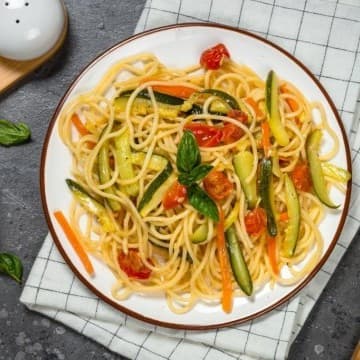 معكرونة آسيوية بالخضار وصوص الصويا