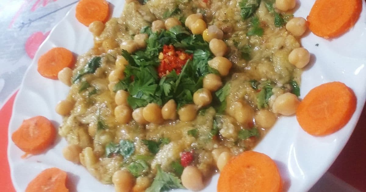 باذنجان مشوي بالحمص والكزبرة الطازجة