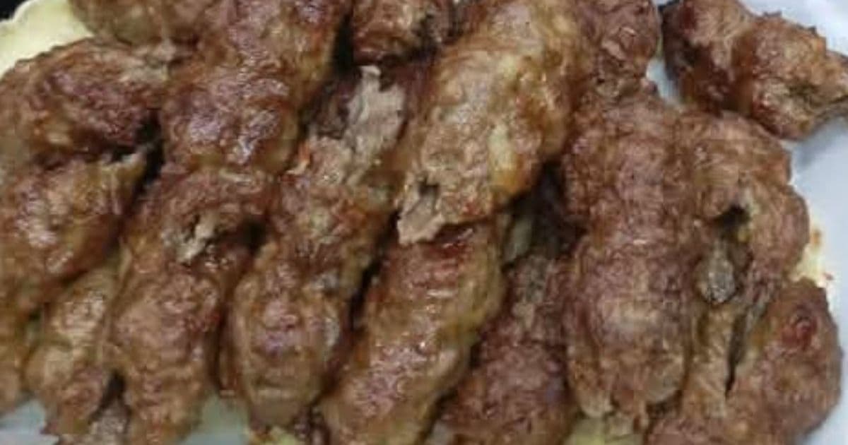 كفتة مشوية مع مكرونة بصلصة الطماطم