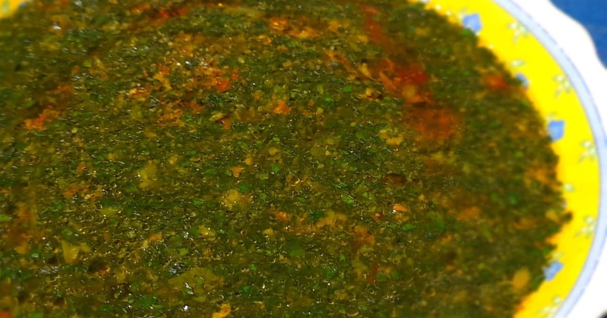 ملوخية خضراء بنكهة الثوم والكزبرة