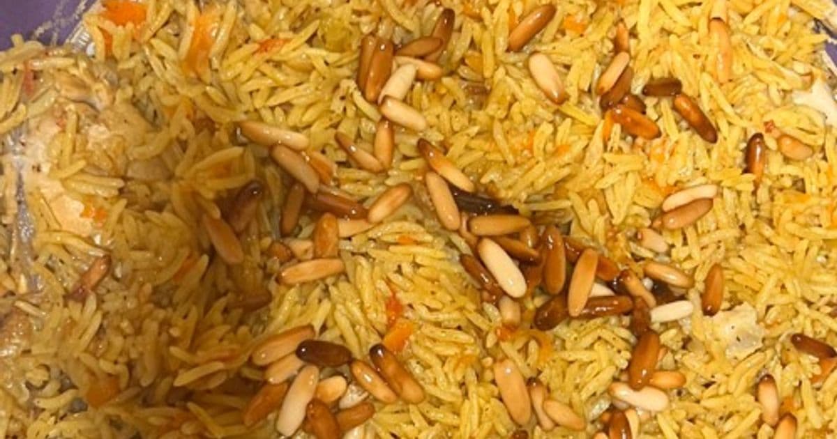 كبسة الدجاج مع صلصة الدقوس