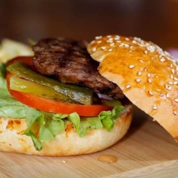 برغر لحم بقري صحي بنكهة مميزة