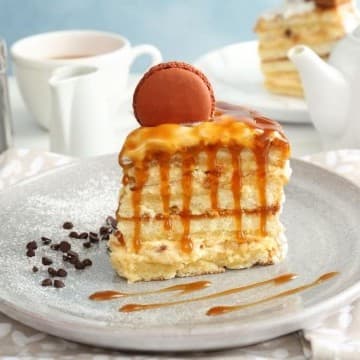 حلى البسكويت البارد بصوص الكراميل الغني