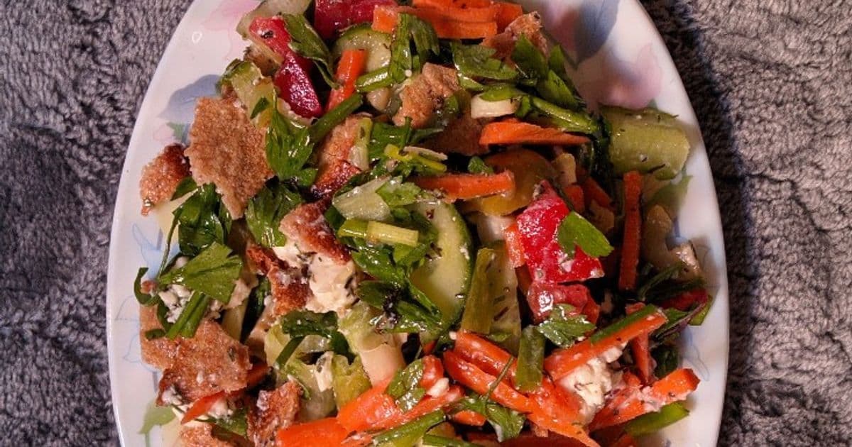 سلطة فتوش بالخضروات والجبنة