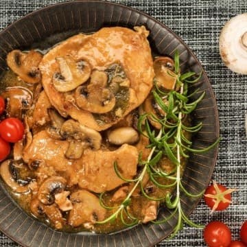 ستيك دجاج بصلصة الفطر الكريمي