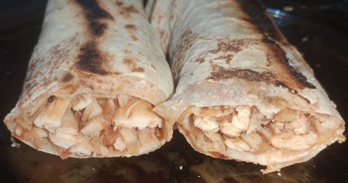 ساندوتش شاورما الدجاج بنكهة مميزة