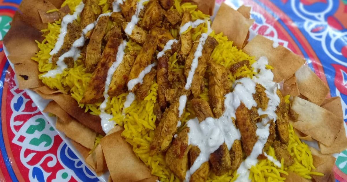 فتة شاورما الدجاج بالأرز البسمتي والصلصة الطحينية