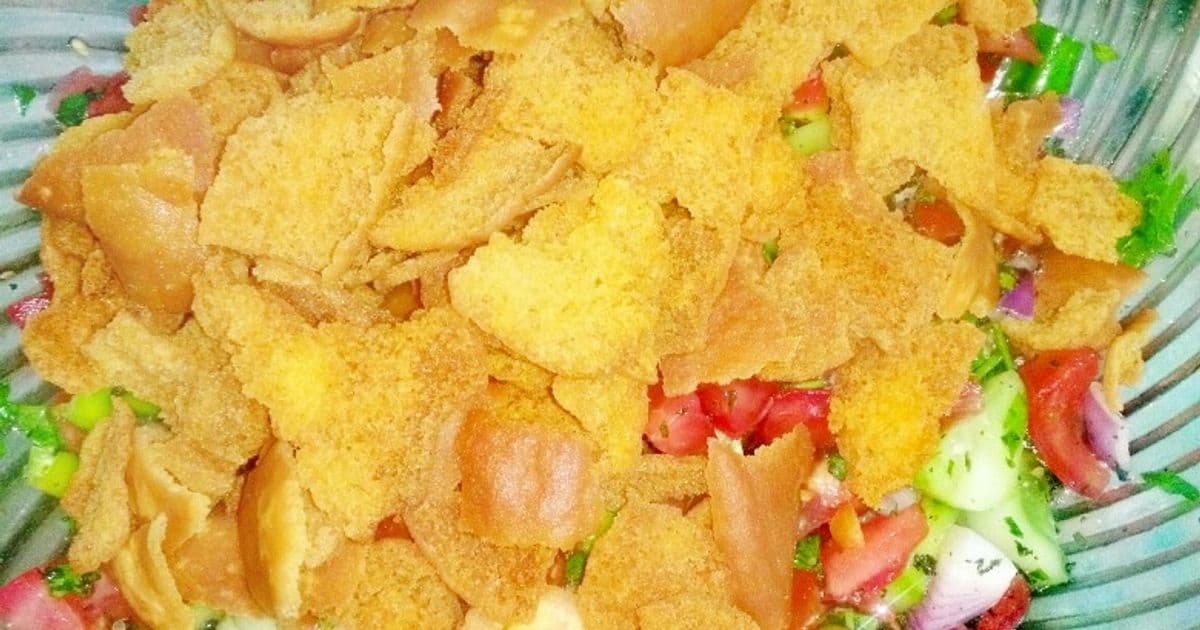 سلطة فتوش شامية بالعيش المحمص