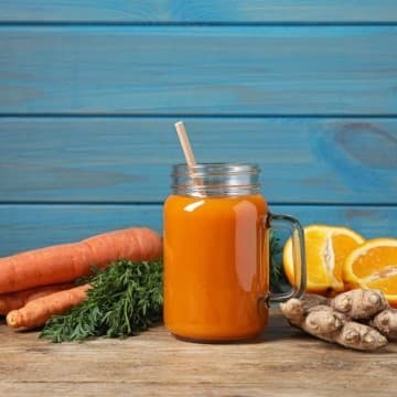 عصير البرتقال والجزر والزنجبيل المنعش