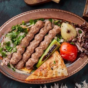 كباب تركي مشوي بالفرن مع الخضار