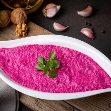 حمص الشمندر والجوز بزيت الزيتون