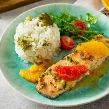 فيليه السمك الأبيض بصوص البيستو والبرتقال المنعش