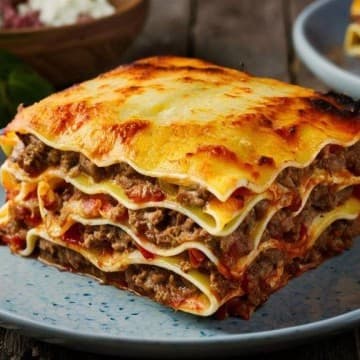 لازانيا إيطالية بصلصة اللحم الغنية
