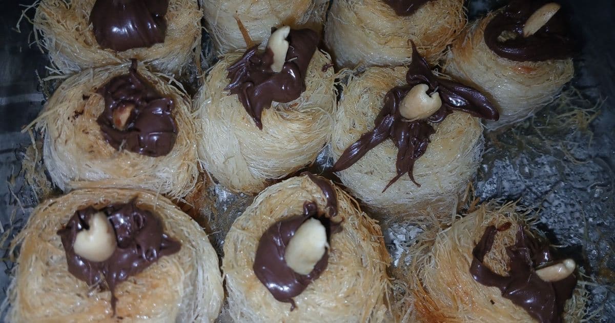 كنافة ملفوفة بالمكسرات والشوكولاتة اللذيذة