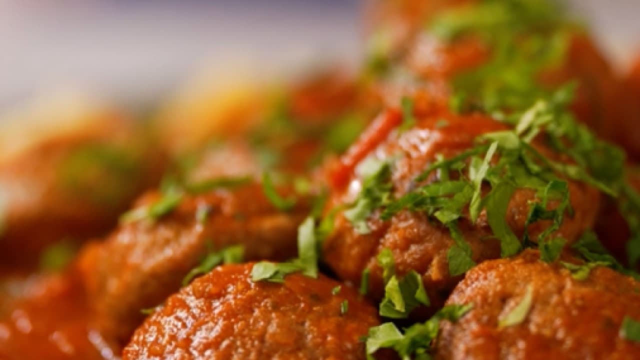 طاجين كرات اللحم بالطماطم والأرز