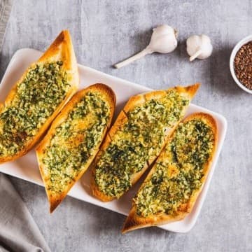 خبز الأعشاب والجبن الإيطالي المنزلي