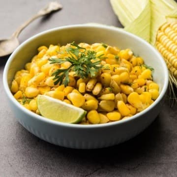 سناك الذرة الحلوة بالزبدة والتوابل