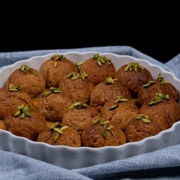 كرات البسبوسة المحشوة بالجبن الكريمي