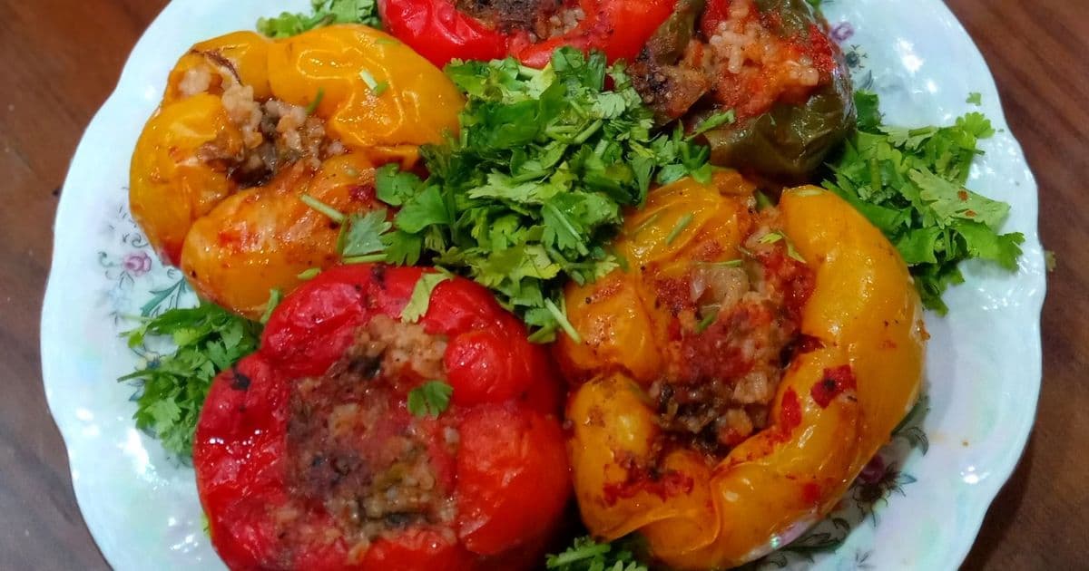 محشي فلفل بالألوان مع صلصة الطماطم