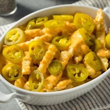 بطاطا مقلية بصوص الجبنة والهلابينو الحار