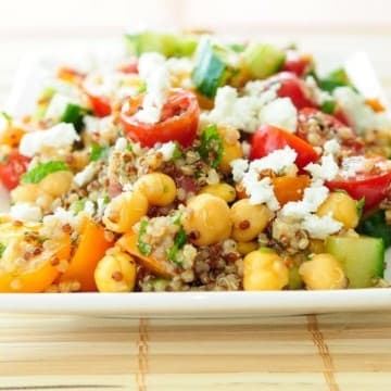 سلطة الكينوا الملونة بالحمص والخضروات الطازجة