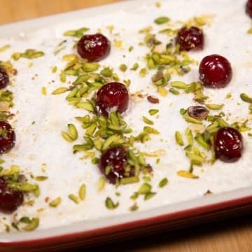 حلى جوز الهند الكريمي مع لمسة ماء الزهر