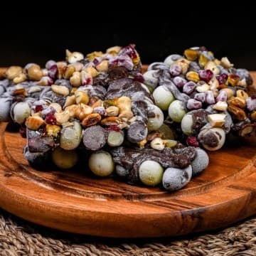 عنب بالشوكولاتة المجمد مع لمسة مكسرات ورمان