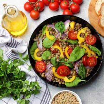 سلطة العدس والخضروات المنعشة