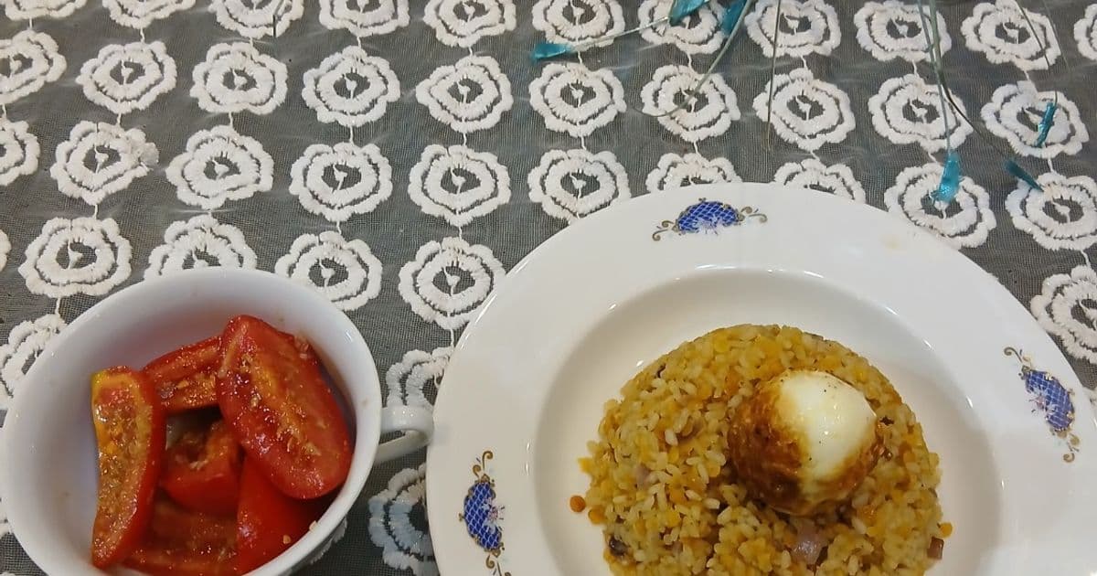 كشري اسكندراني مع بيض مدحرج وطماطم مملحة