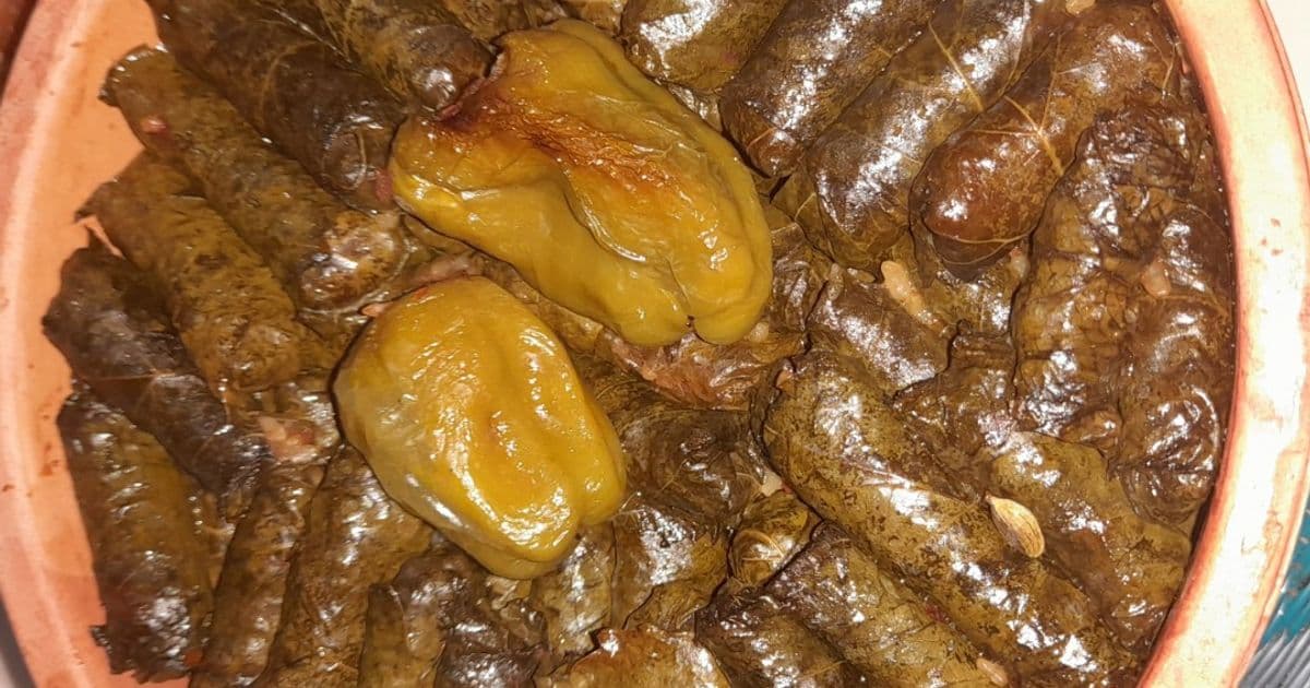 طاجن ورق العنب مع دبابيس الرمان